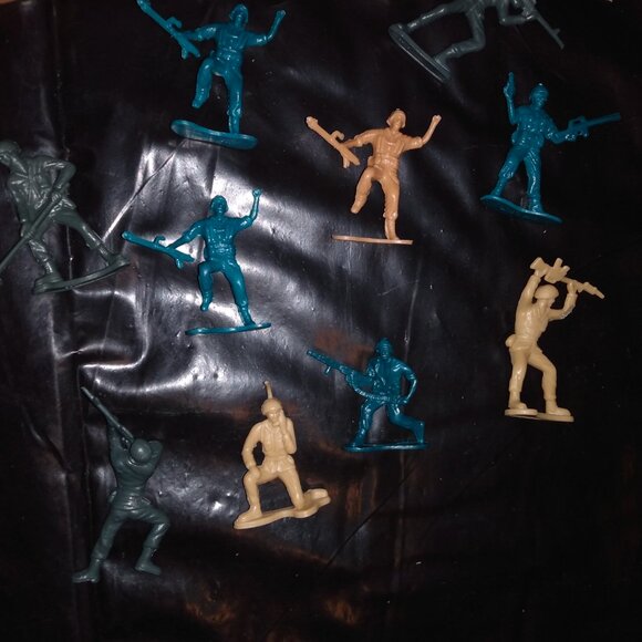 Tiny Army Men and Tank - Picture 7 of 8